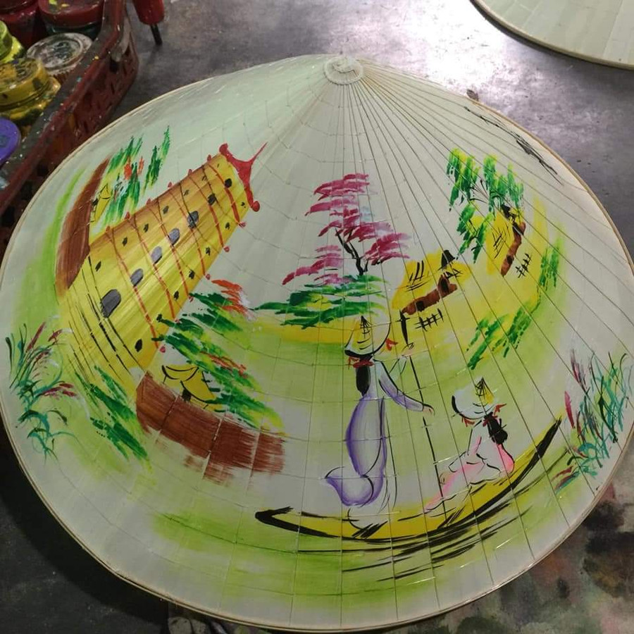 Hình ảnh các cô gái trong tà áo dài tím và Chùa Thiên Mụ là đặc trưng nổi bật của xứ Huế. Hình ảnh các cô gái trong tà áo dài tím và Chùa Thiên Mụ là đặc trưng nổi bật của xứ Huế.