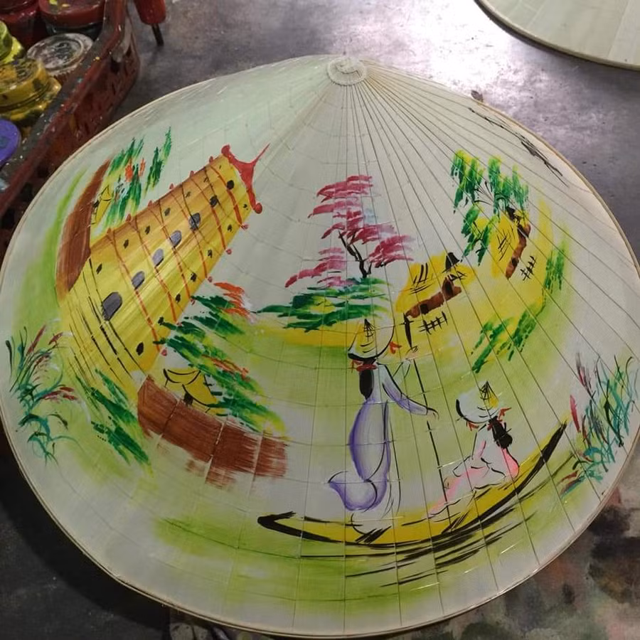 Hình ảnh các cô gái trong tà áo dài tím và Chùa Thiên Mụ là đặc trưng nổi bật của xứ Huế.