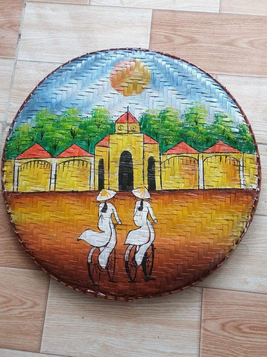 Không chỉ vẽ trên nón, Nguyễn Gia Hùng còn vẽ trên những vật dụng khác nhằm mục đích trang trí. Không chỉ vẽ trên nón, Nguyễn Gia Hùng còn vẽ trên những vật dụng khác nhằm mục đích trang trí.