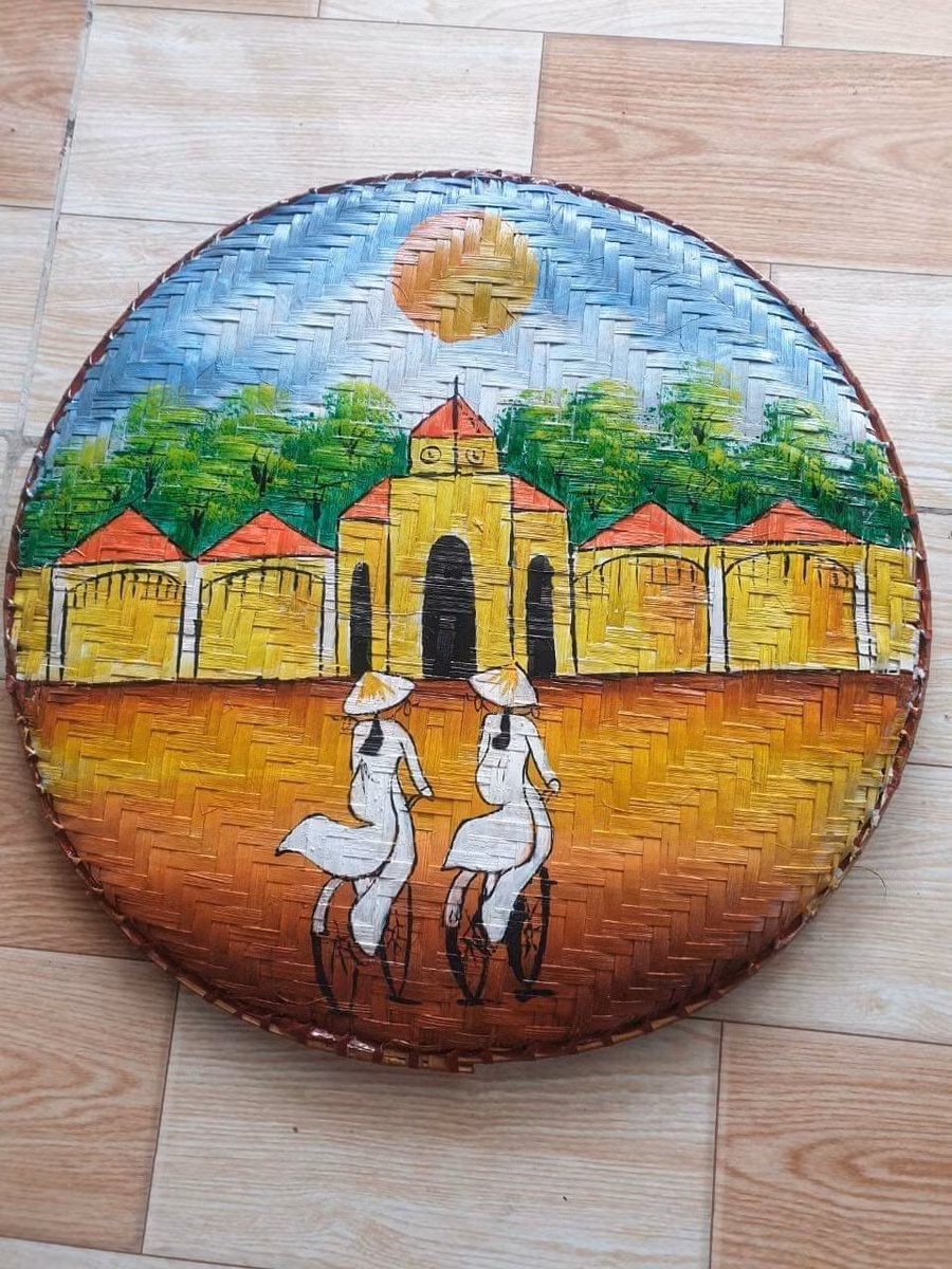 Không chỉ vẽ trên nón, Nguyễn Gia Hùng còn vẽ trên những vật dụng khác nhằm mục đích trang trí.