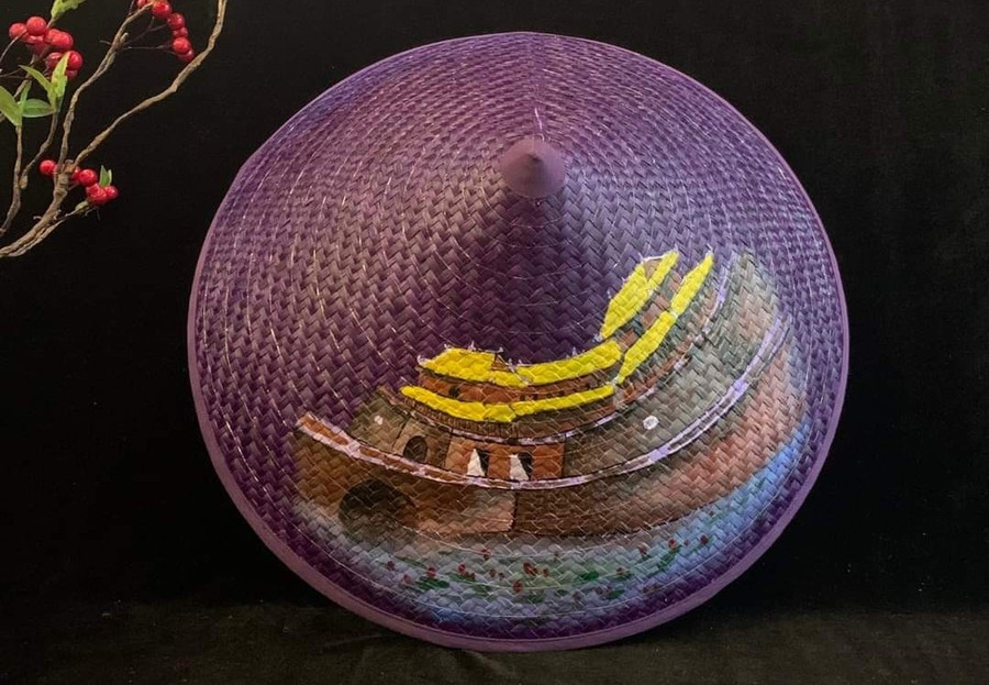 Đại Nội Kinh thành Huế được khắc họa trên chiếc nón. Đại Nội Kinh thành Huế được khắc họa trên chiếc nón.