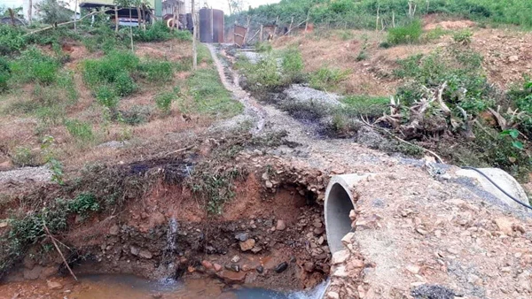 Cống thoát nước trong Công ty Việt Ren chảy ra cống thông qua QL.9 vòng vèo rồi đổ ra sông Hiếu. Ảnh: PXD