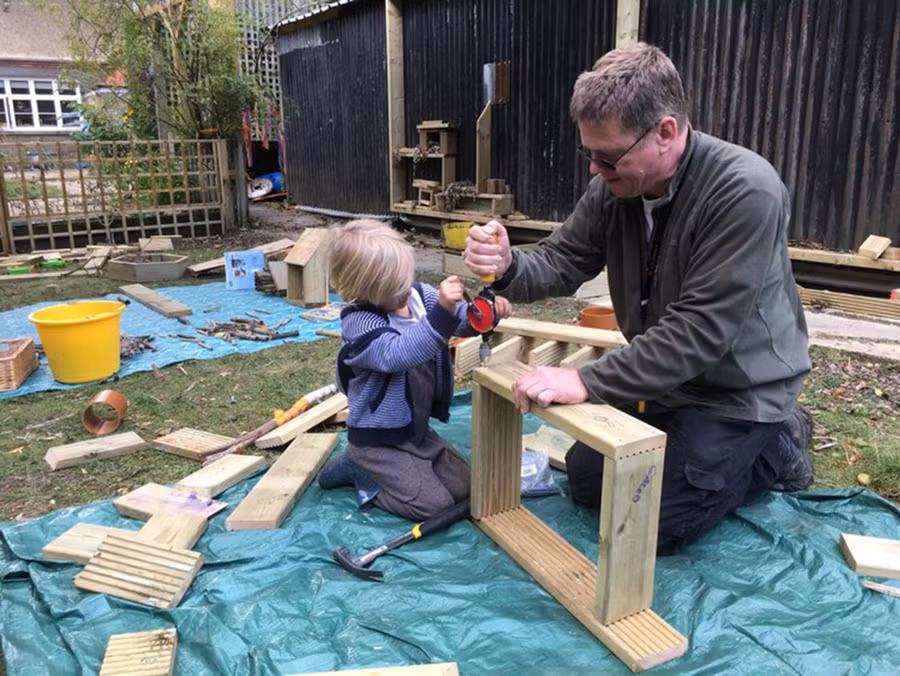 HS ở đây không tham gia các kỳ thi SAT nhưng bà Barrets cho biết, bà tin nhà trường sẽ được nhà chức trách GD đánh giá cao vì các phương pháp dựa trên dự án, bao gồm “dự án triển lãm công cộng” – nơi HS giới thiệu và giải thích công việc của các em thay vì làm bài kiểm tra. Việc này giúp các em có các kỹ năng hữu ích cho công việc sau này.