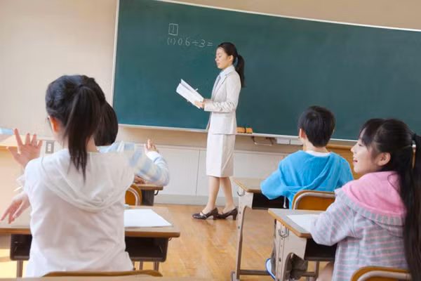 Nhật Bản đang nỗ lực giải quyết vấn đề giáo viên làm thêm giờ. Ảnh: japantimes