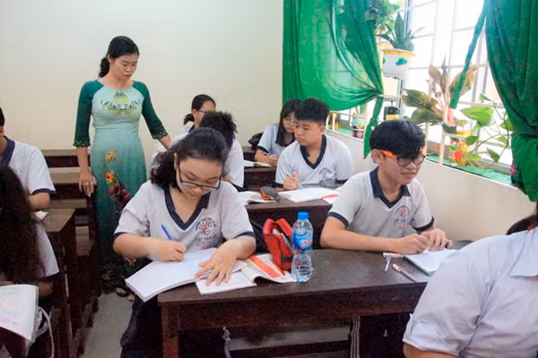 Nghề giáo chịu rất nhiều áp lực. Ảnh: TG.