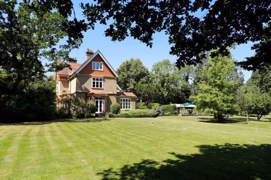 Trường Liberty Woodland đã nhận đơn xin học cho năm học 2020 - 2021, trong đó 12,5% chỗ học được tặng miễn phí cho các gia đình khó khăn ở Kingston. Mọi HS sẽ “cần học thêm 3 tháng” để qua được bài thi tuyển sinh tư thục thông thường” – bà Barrets cho biết thêm.