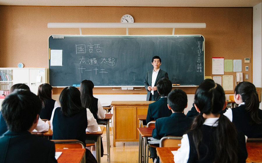 Giáo viên có xu hướng làm việc nhiều giờ thường xuyên mà không có phần thưởng tài chính bổ sung. Ảnh: gogonihon Giáo viên có xu hướng làm việc nhiều giờ thường xuyên mà không có phần thưởng tài chính bổ sung. Ảnh: gogonihon
