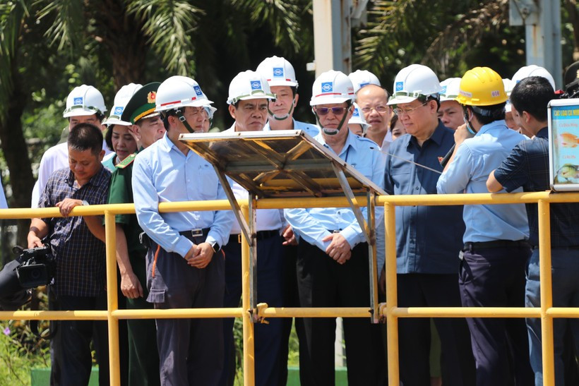 Chủ tịch Quốc hội Vương Đình Huệ kiểm tra công tác sản xuất, bảo vệ môi trường tại Công ty Formosa Hà Tĩnh. Chủ tịch Quốc hội Vương Đình Huệ kiểm tra công tác sản xuất, bảo vệ môi trường tại Công ty Formosa Hà Tĩnh.