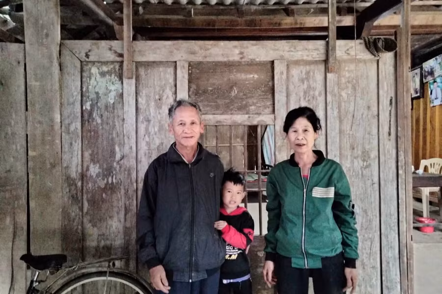 Ông bà của Thông ngày càng già yếu, bệnh tật nay kinh tế cũng đã kiệt quệ.