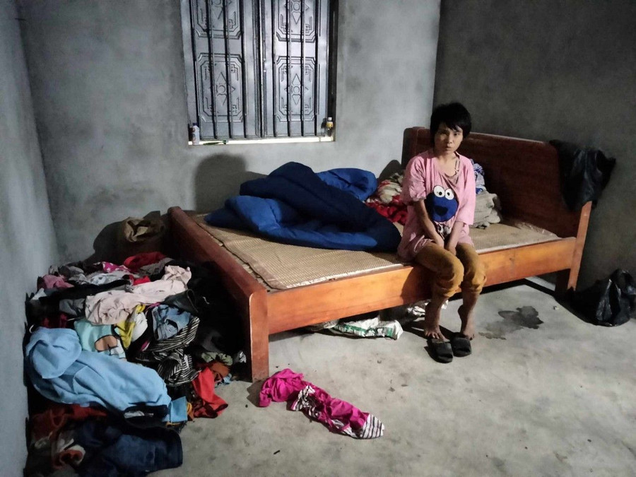 Chị Thiên bị tâm thần đã lâu, không biết gì, cả ngày chỉ cười nói trong vô thức. Chị Thiên bị tâm thần đã lâu, không biết gì, cả ngày chỉ cười nói trong vô thức.