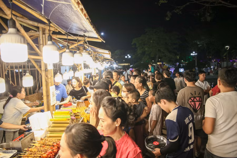Đông đảo người dân địa phương và du khách có mặt trải nghiệm ẩm thực tại lễ hội.