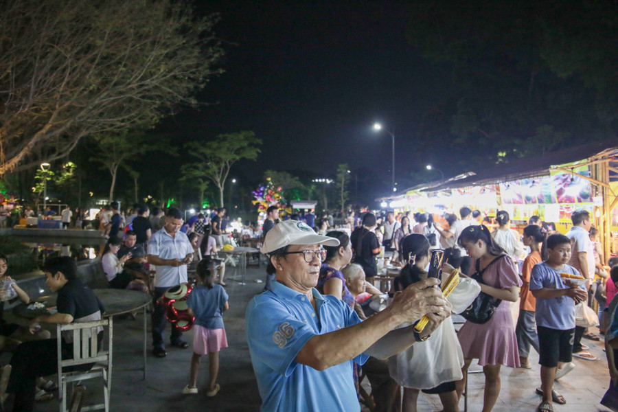 Tuần lễ ẩm thực thu hút hàng trăm người tham gia.