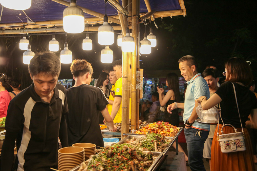 Nhiều món ăn hấp dẫn người dân và du khách tới thưởng thức.