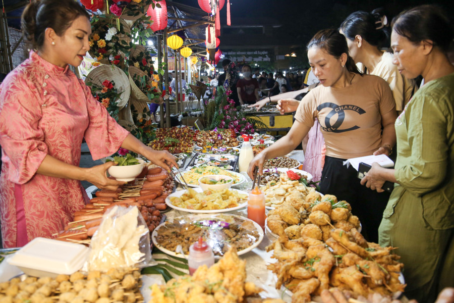 Đa dạng các món ăn ba miền Bắc - Trung - Nam tại không gian ẩm thực.