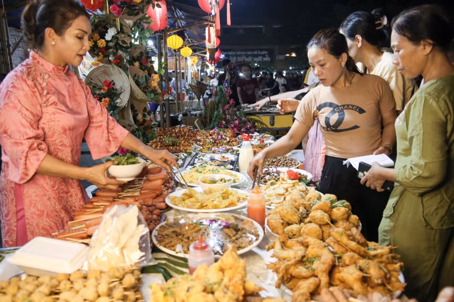 Đa dạng các món ăn ba miền Bắc - Trung - Nam tại không gian ẩm thực.