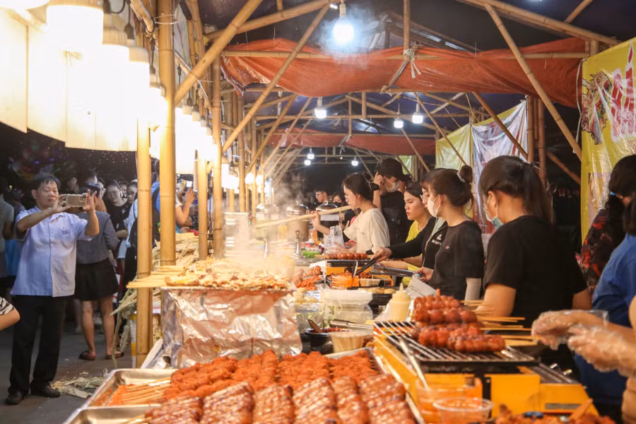 Hàng trăm món ăn 3 miền có mặt tại Tuần lễ ẩm thực truyền thống Huế 2024.