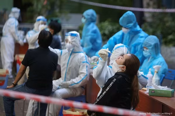 Người dân lấy mẫu xét nghiệm Covid-19 tại Trường Tiểu học Kỳ Đồng (Quận 3, TP HCM).