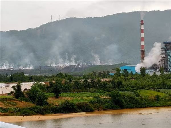 Khói bốc lên từ bãi thải mỏ than Nông Sơn gây hôi thối nồng nặc.