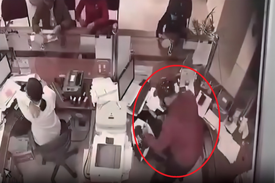 Nghi phạm dùng dao khống chế nhân viên ngân hàng. Ảnh cắt từ video Nghi phạm dùng dao khống chế nhân viên ngân hàng. Ảnh cắt từ video