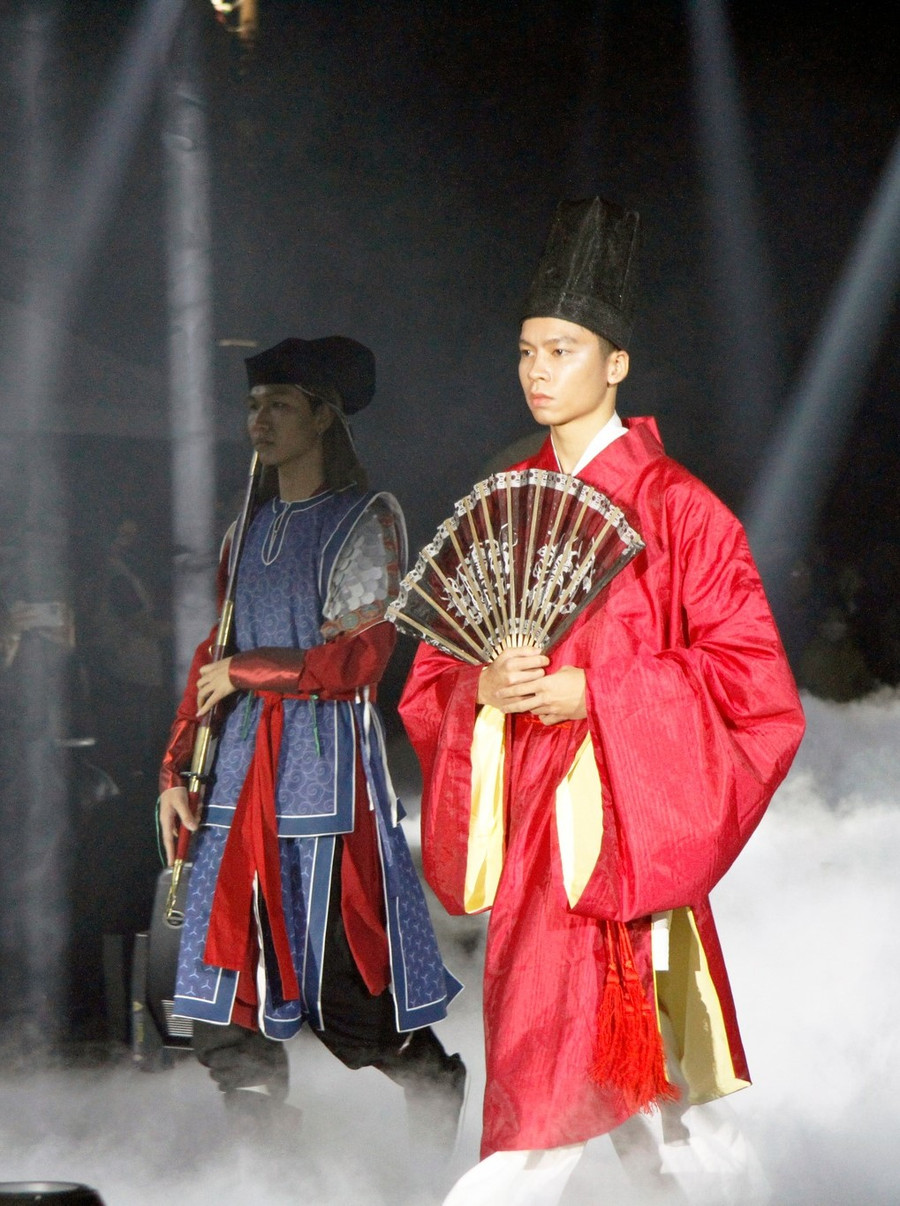 Một số thiết kế cổ phục của Vạn Thiên Y tại Lễ hội Thiết kế sáng tạo Hà Nội 2023. Một số thiết kế cổ phục của Vạn Thiên Y tại Lễ hội Thiết kế sáng tạo Hà Nội 2023.