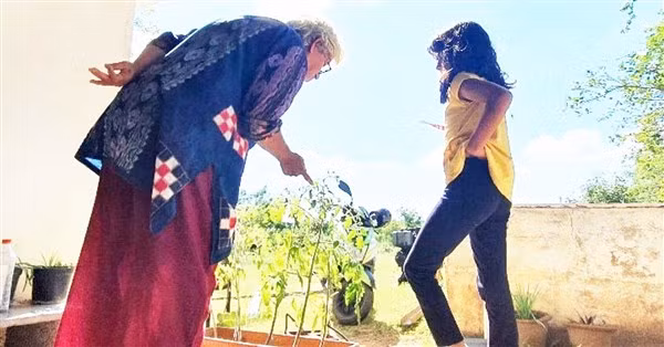 Ngoài dạy chữ, bà Sabiha Hashmi còn dành thời gian cung cấp kiến thức thực tiễn cho các bé gái trong làng.