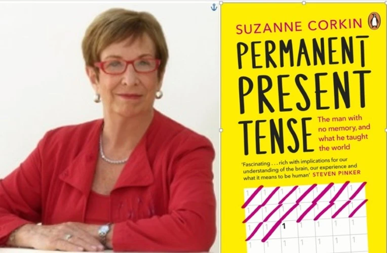 Nhà khoa học Suzanne Corkin và quyển sách của bà viết về trường hợp kỳ lạ của Molaison.