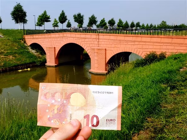 Cầu trên đồng 10 Euro.