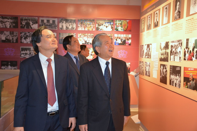 Bộ trưởng Phùng Xuân Nhạ cùng các nguyên lãnh đạo Bộ thăm phòng truyền thống ngành Giáo dục Bộ trưởng Phùng Xuân Nhạ cùng các nguyên lãnh đạo Bộ thăm phòng truyền thống ngành Giáo dục