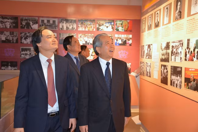 Bộ trưởng Phùng Xuân Nhạ cùng các nguyên lãnh đạo Bộ thăm phòng truyền thống ngành Giáo dục