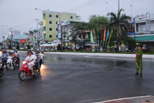 Cây cổ thụ bỗng bật gốc ngã ngang đường, nhiều người hú vía - Ảnh 3 Cây cổ thụ bỗng bật gốc ngã ngang đường, nhiều người hú vía - Ảnh 3