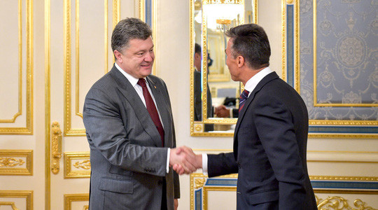 Cựu Tổng thư ký NATO làm cố vấn tổng thống Ukraine ảnh 1 Cựu Tổng thư ký NATO Anders Fogh Rasmussen (phải) và Tổng thống Ukraine Petro Poroshenko. Ảnh: REUTERS