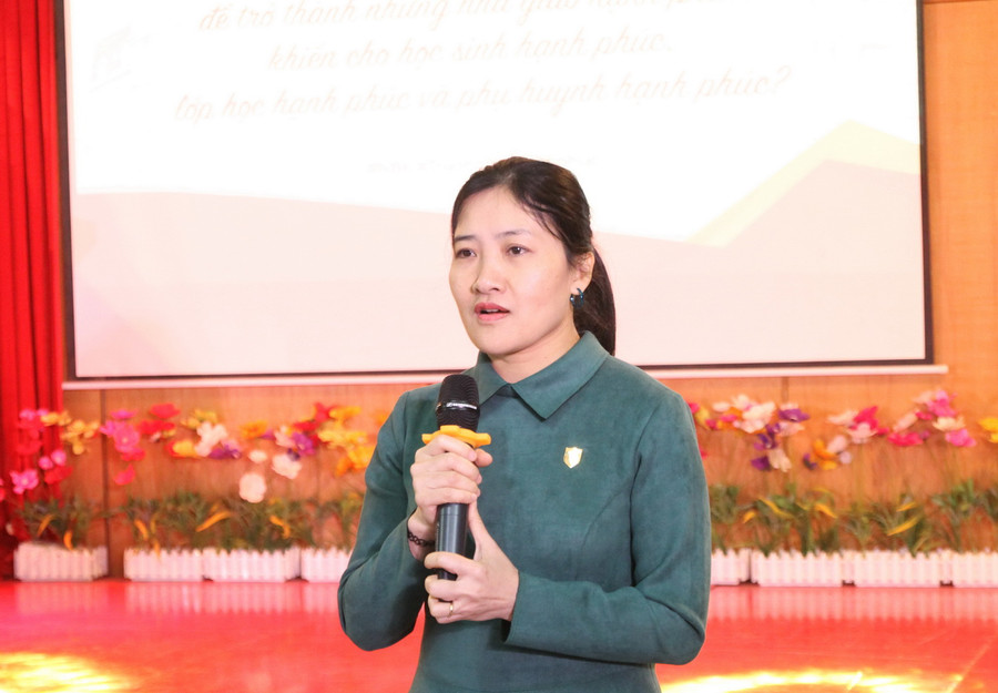 Đại biểu trình bày tham luận tại hội thảo Đại biểu trình bày tham luận tại hội thảo