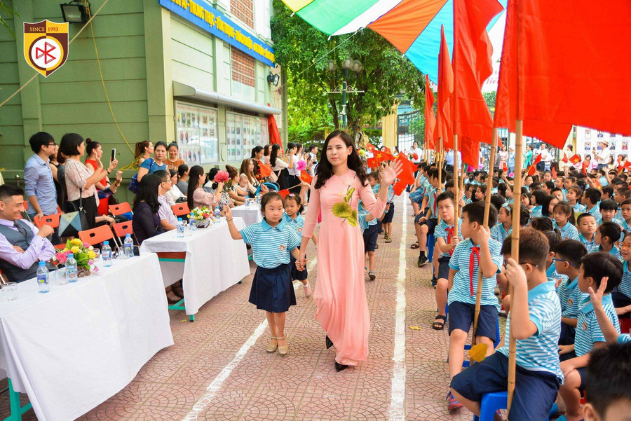 Cô Phạm Thị Bích Ngọc đón học sinh vào lớp 1