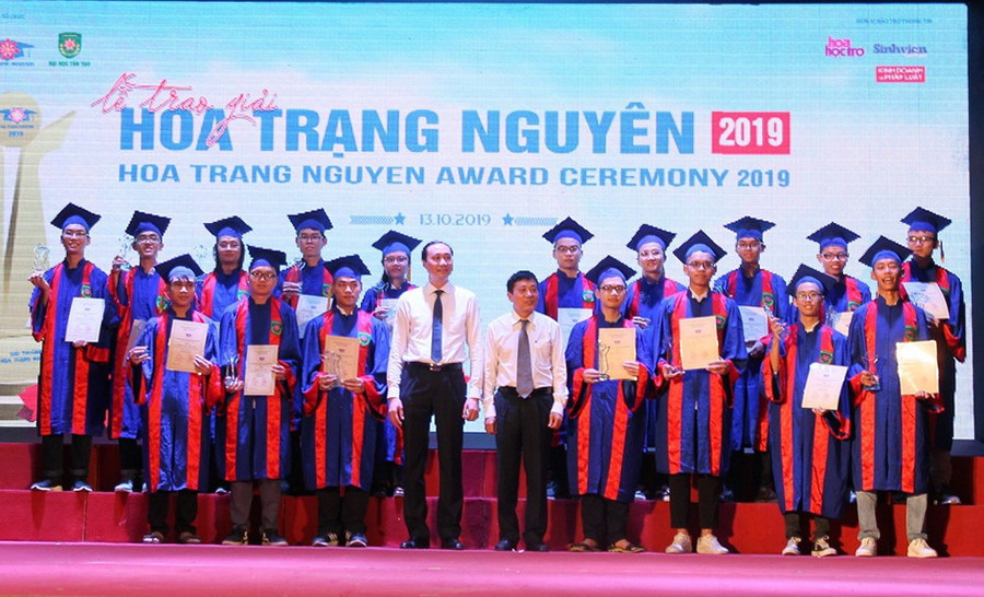 Trao giải Hoa Trạng Nguyên cho các học sinh giành huy chương kỳ thi olympic quốc tế năm 2019.