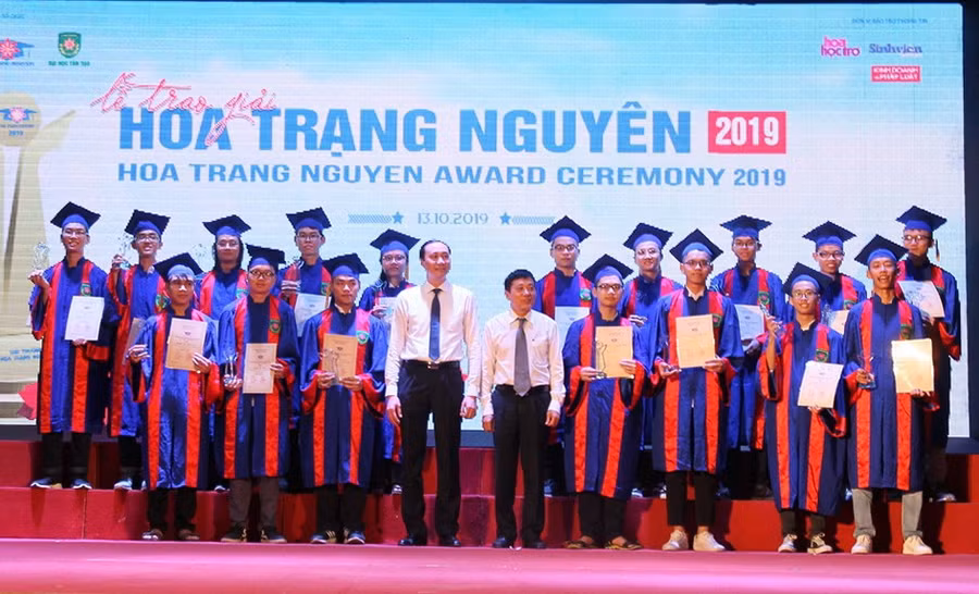 Trao giải Hoa Trạng Nguyên cho các học sinh giành huy chương kỳ thi olympic quốc tế năm 2019.