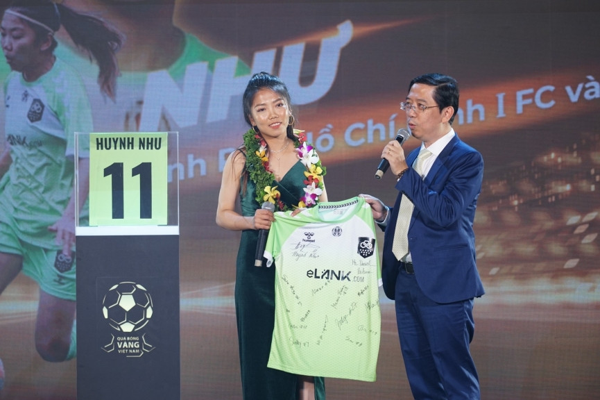 Huỳnh Như trao tặng BTC Quả bóng Vàng Việt Nam chiếc áo có chữ ký của đồng đội Lank FC. Huỳnh Như trao tặng BTC Quả bóng Vàng Việt Nam chiếc áo có chữ ký của đồng đội Lank FC.