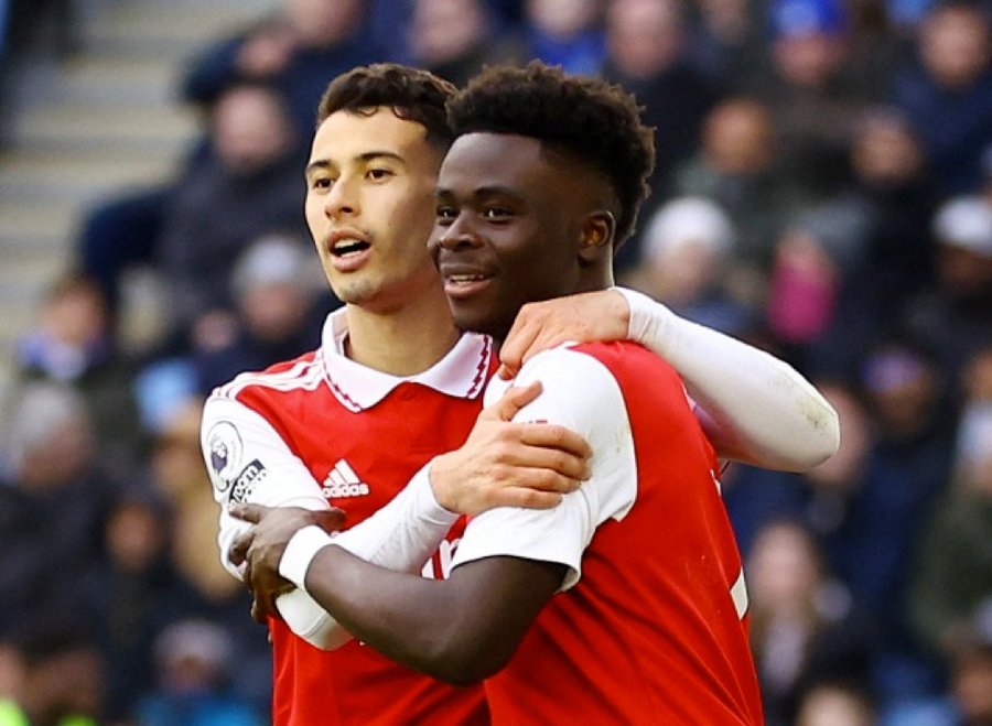 Arsenal ca khúc khải hoàn khi rời sân King Power và tiếp tục dẫn đầu Ngoại hạng Anh. Arsenal ca khúc khải hoàn khi rời sân King Power và tiếp tục dẫn đầu Ngoại hạng Anh.