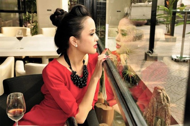 Ngọc Bích cũng thường xuyên lựa chọn màu đỏ nổi bật trong các set đồ của mình. Ngọc Bích cũng thường xuyên lựa chọn màu đỏ nổi bật trong các set đồ của mình.