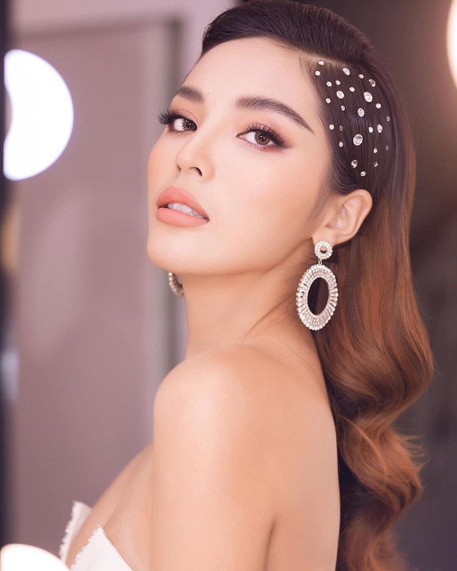 "Mới ngày nào còn là cô bé tóc mây mái bằng cuốn lô mắt đeo lens lòng đen to gần bằng lòng trắng nay đã trở thành cô gái tóc không còn mây nữa mà đính đầy kim sa hột lựu, lòng đen ngày nào giờ cũng không còn to như trước nữa. Nhưng tính cách vẫn không thay đổi, vẫn hồn nhiên, vô tư, chân thành như thế chỉ là thời gian trôi qua mọi thứ đều trở nên gọt dũa hơn, tỉ mẩn hơn", cô viết. Thời điểm 10 năm trước, Kỳ Duyên vẫn là học sinh bậc phổ thông tại Nam Định.