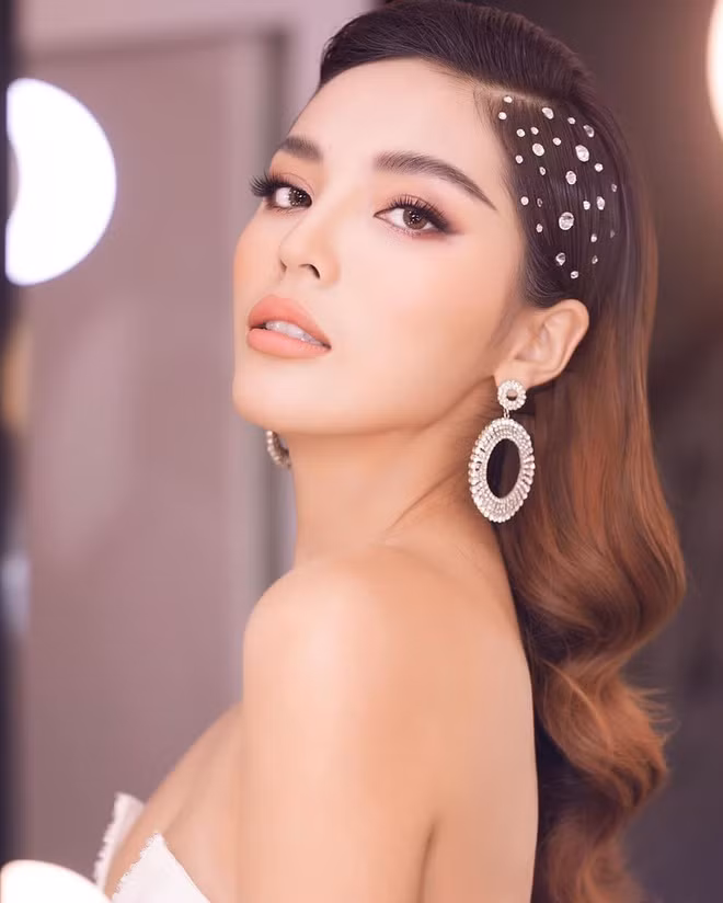 "Mới ngày nào còn là cô bé tóc mây mái bằng cuốn lô mắt đeo lens lòng đen to gần bằng lòng trắng nay đã trở thành cô gái tóc không còn mây nữa mà đính đầy kim sa hột lựu, lòng đen ngày nào giờ cũng không còn to như trước nữa. Nhưng tính cách vẫn không thay đổi, vẫn hồn nhiên, vô tư, chân thành như thế chỉ là thời gian trôi qua mọi thứ đều trở nên gọt dũa hơn, tỉ mẩn hơn", cô viết. Thời điểm 10 năm trước, Kỳ Duyên vẫn là học sinh bậc phổ thông tại Nam Định.