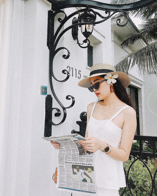 Nữ MC khoe làn da trắng trong bộ váy hai dây gợi cảm. Nữ MC khoe làn da trắng trong bộ váy hai dây gợi cảm.