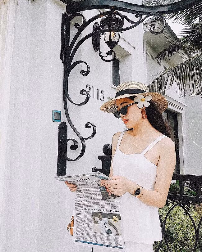 Nữ MC khoe làn da trắng trong bộ váy hai dây gợi cảm.