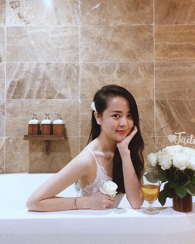 Nếu như khi lên sóng, Ngọc Bích gây ấn tượng với gương mặt xinh đẹp, lối dẫn chuyên nghiệp, nghiêm túc thì ngoài đời, cô MC sinh năm 1992 lại chuộng phong cách gợi cảm, sành điệu. Nếu như khi lên sóng, Ngọc Bích gây ấn tượng với gương mặt xinh đẹp, lối dẫn chuyên nghiệp, nghiêm túc thì ngoài đời, cô MC sinh năm 1992 lại chuộng phong cách gợi cảm, sành điệu.