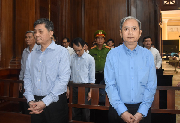 Bị cáo Nguyễn Hữu Tín (phải), bị cáo Đào Anh Kiệt cùng các bị cáo khác tại phiên tòa, sáng 30/12. Ảnh: C.Chương