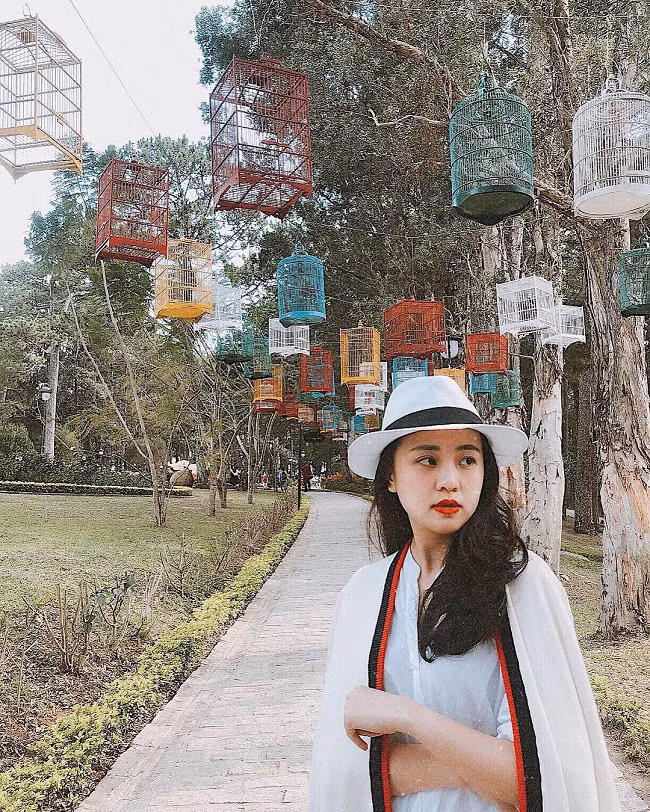 Là người chuyên nghiệp và yêu mến công việc nên Ngọc Bích luôn tìm hiểu kỹ chương trình để xây dựng hình ảnh phù hợp. Từ một cô MC gần gũi trong "Chào buổi sáng bông lúa", cô cũng chuyển hướng phong cách ăn mặc khi dẫn chính "Việt Nam hôm nay".