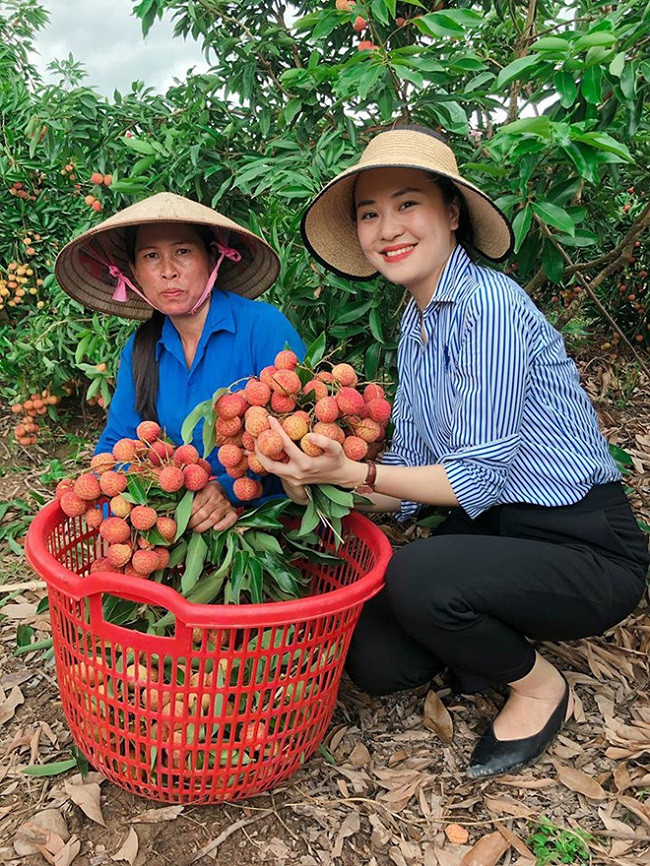 Trong các chương trình, cô thay đổi phong cách sang hình ảnh gần gũi, giản dị nhưng không kém phần năng động trẻ trung để phù hợp với phần đông khán giả là nông dân. Trong các chương trình, cô thay đổi phong cách sang hình ảnh gần gũi, giản dị nhưng không kém phần năng động trẻ trung để phù hợp với phần đông khán giả là nông dân.