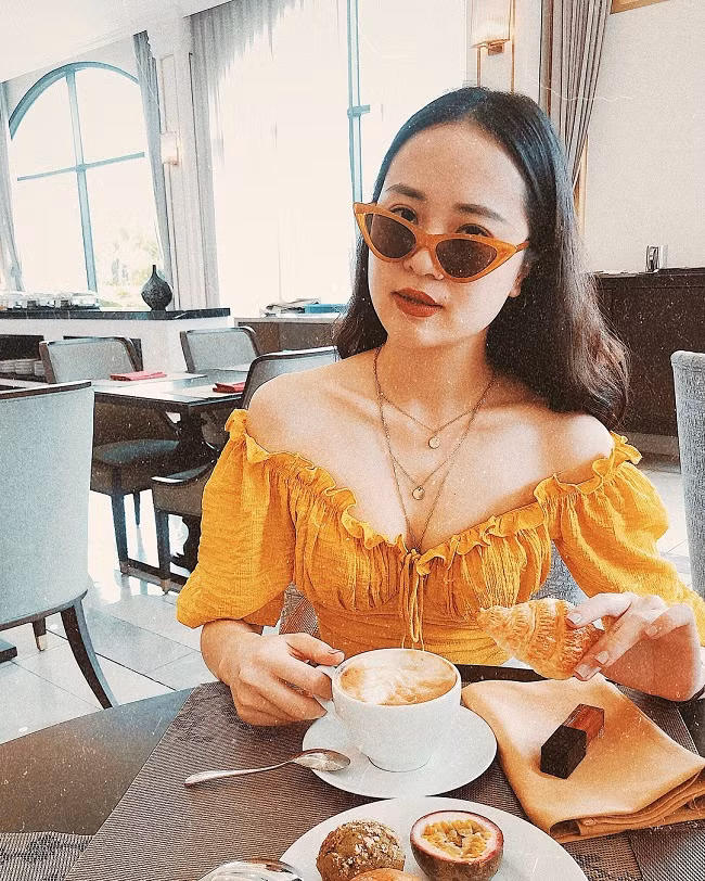 Ngọc Bích lựa chọn gu thời trang bắt mắt, khi thì năng động cá tính, lúc lại gợi cảm, sexy.