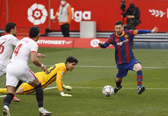 Các cầu thủ Sevilla không thể ngăn cản Messi ghi bàn.