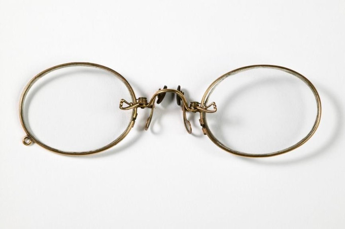 Chiếc kính Pince-nez được truyền huyết thanh uốn ván.