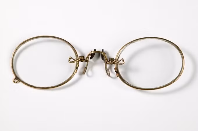 Chiếc kính Pince-nez được truyền huyết thanh uốn ván.